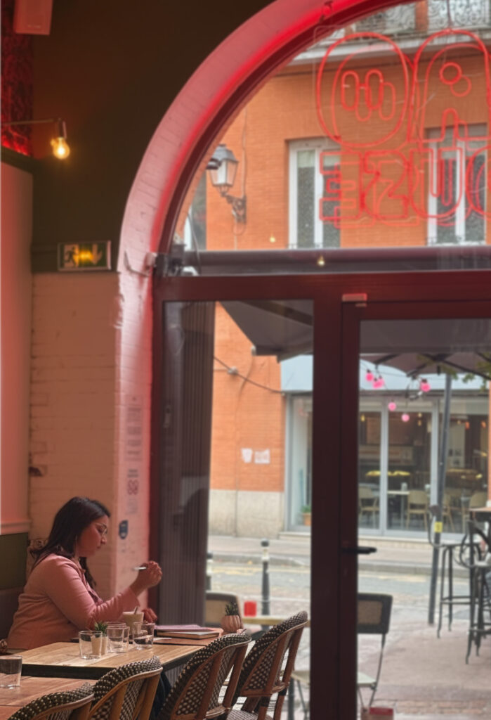 Photo de Leïla assise